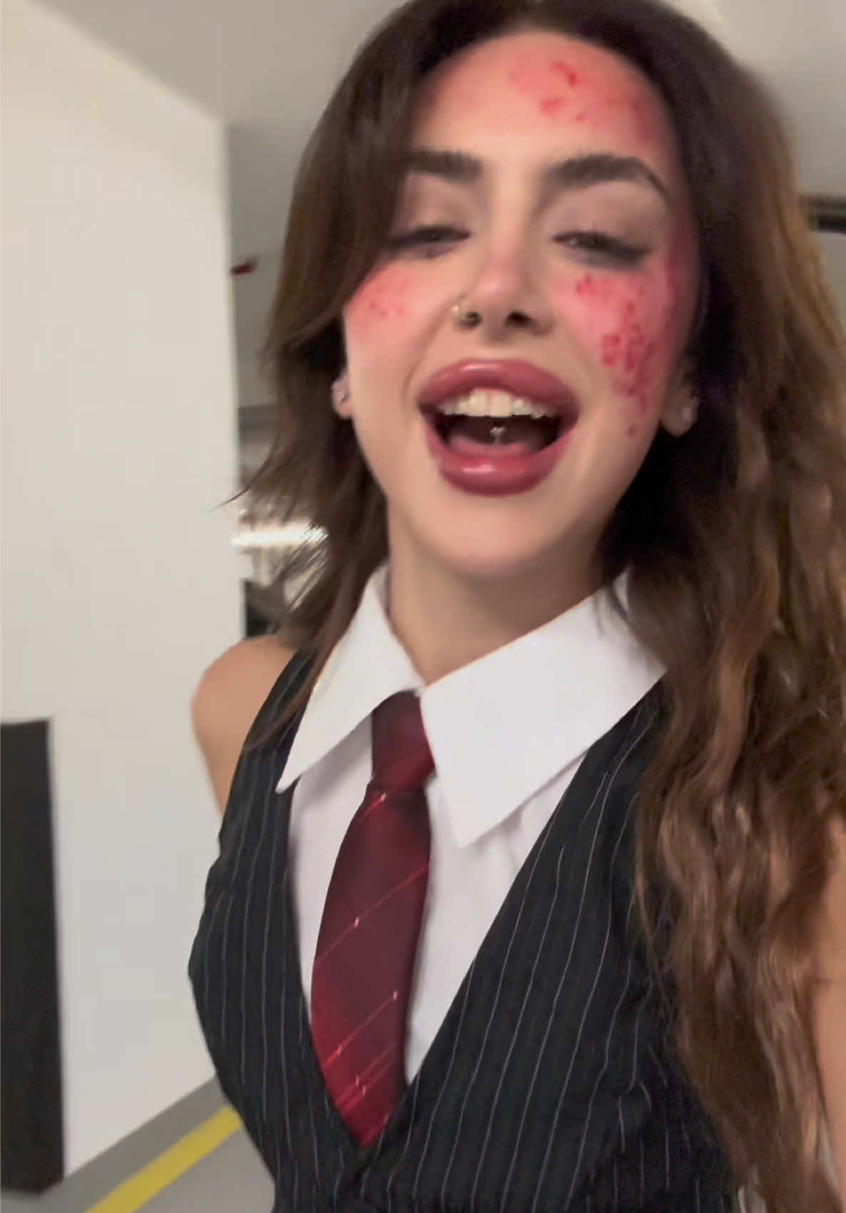 الطريقة اللي بيحب فيا الموسيقى بتشبهني 🎀🪓🧠🩸#americanpsycho #patrickbateman #sigma #halloween2025 #halloweencostume 