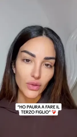 ‼️”Ho paura a fare il terzo figlio” ❤️‍🩹  Dopo tante domande sui social, l’ex tronista Rosa Perrotta si è aperta raccontando perché, almeno per ora, l’idea di allargare la famiglia la spaventa tanto. #Verissimo #RosaPerrotta #davedere 