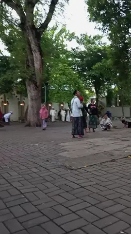 Masya ketemu habib atthos bin hafidz, kakak dr habib Umar bin hafidz drtarim Hadramaut... 29 Oktober hari.. semoga angsal barokah para  habib dan ulama 