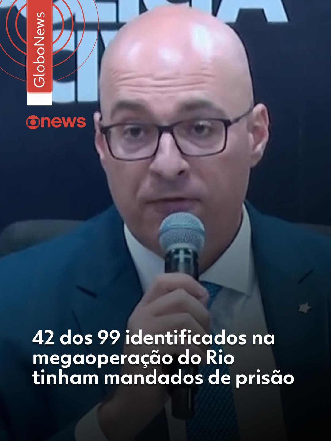 Megaoperação no Rio - O delegado Felipe Curi, chefe da Polícia Civil do Rio de Janeiro, atualizou as informações sobre a megaoperação contra o crime organizado ocorrida na terça-feira (28), que teve como alvo integrantes da facção criminosa Comando Vermelho. Segundo ele, 99 criminosos foram identificados e destes, 78 destes identificados já tinham algum histórico criminal. Neste grupo, 39 dos identificados seriam de outros estados. Na operação, havia 42 mandados de prisão pendentes. Segundo Curi, os mortos totalizam 117 criminosos, e dentre os 99 já identificados, 13 são do Pará, 7 do Amazonas, 6 da Bahia, 4 do Ceará, 1 da Paraíba, 4 de Goiás, 1 de Mato Grosso e 3 do Espírito Santo. Dentre alguns dos identificados, estão: - Russo, chefe do tráfico em Vitória (BA); - DG, chefe do tráfico na Bahia (BA); - FB, chefe do tráfico na Bahia (BA); - PP, chefe do tráfico do Pará (PA); - Chico Rato, chefe do tráfico em Manaus (AM); - Gringo, chefe do tráfico em Manaus (AM); - Mazola, chefe do tráfico em Feira de Santana (BA); - Fernando Henrique dos Santos, chefe do tráfico em Goiás (GO); - Rodinha, chefe do tráfico em Itaberaí (GO). A megaoperação da terça-feira deixou 121 pessoas mortas e 113 foram presas, segundo a cúpula da Segurança do Rio de Janeiro. Ainda, 118 armas foram apreendidas. Para saber mais, clique em ‘leia o artigo’ #g1 #tiktoknotícias #megaoperação #crimeorganizado #riodejaneiro