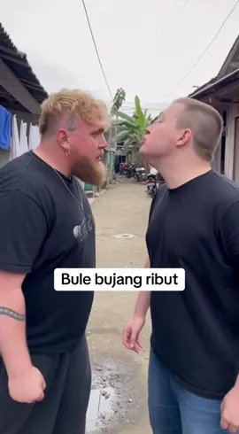 Terjadi bentrok antara sesama bule bujang #bujang 