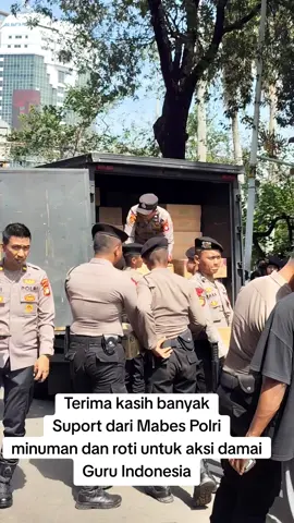 Diantara Polisi Muda tersebut... mungkin adalah salah satu siswa dari guru Wiaya bakti yang sedang berjuang #mabespolri #polisi #aksidamai #aksidamaiguru #tuntutkesejateraan