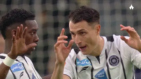 توجيهات من فنسنت سيرو لنواف الغليميش 👀⚽️ #الهلال_الشباب