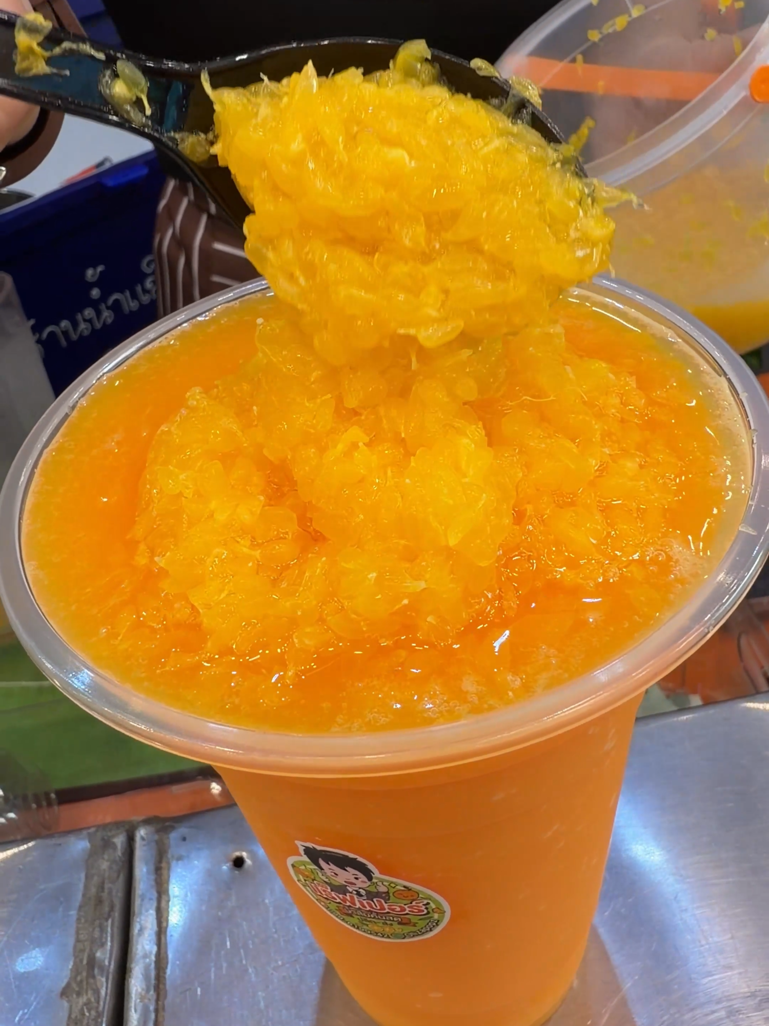 น้ำส้มปั่นโปะเกล็ดเนื้อส้ม แบบนี้ ฟินมาก ร้านแร็ฟเปอร์น้ำส้มสด งานองค์พระ ปี'68 อยู่ฝั่งศิลาขาว เลี้ยวขวา ใกล้ตลาดโต้รุ่ง #kpตะลอนแหลก #อร่อยบอกต่อ #tiktokพากิน #งานองค์พระปี68