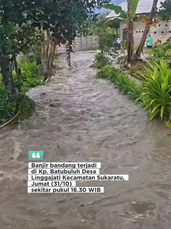 Hujan dengan intensitas tinggi yang terjadi di Kampung Batubuluh RT 04/05 Desa Linggajati Kecamatan Sukaratu pada Jumat (31/10) sekitar pukul 16.30 WIB mengakibatkan banjir bandang akibat debit air sungai Cibanjaran yang terus meningkat. Menerima laporan tersebut, tim BPBD bersama dengan damkar dan Tagana Kabupaten Tasikmalaya langsung menuju lokasi untuk melakukan evakuasi warga terdampak banjir. Berdasarkan data hasil assessment sementara, banjir bandang berdampak pada 2 Kampung, yaitu Kampung Ciasem RT/RW 01/05 dan Kampung Batubuluh RT/RW 04/05 Desa Linggajati Kecamatan Sukaratu. Upaya yang telah dilakukan, berkoordinasi dengan pihak/instansi terkait, dilakukan verifikasi oleh tim BPBD dan dilakukan pembersihan lumpur sisa-sisa banjir yang mengenai rumah warga dengan dilakukan penyemprotan di area rumah warga. Sebagian warga yang terdampak sudah mengungsi ke tempat yang lebih aman @cecepnurulyakin77 @asep_sopariofficial  @pemkabtasik  @damkar_kabupaten_  @taganatasik 