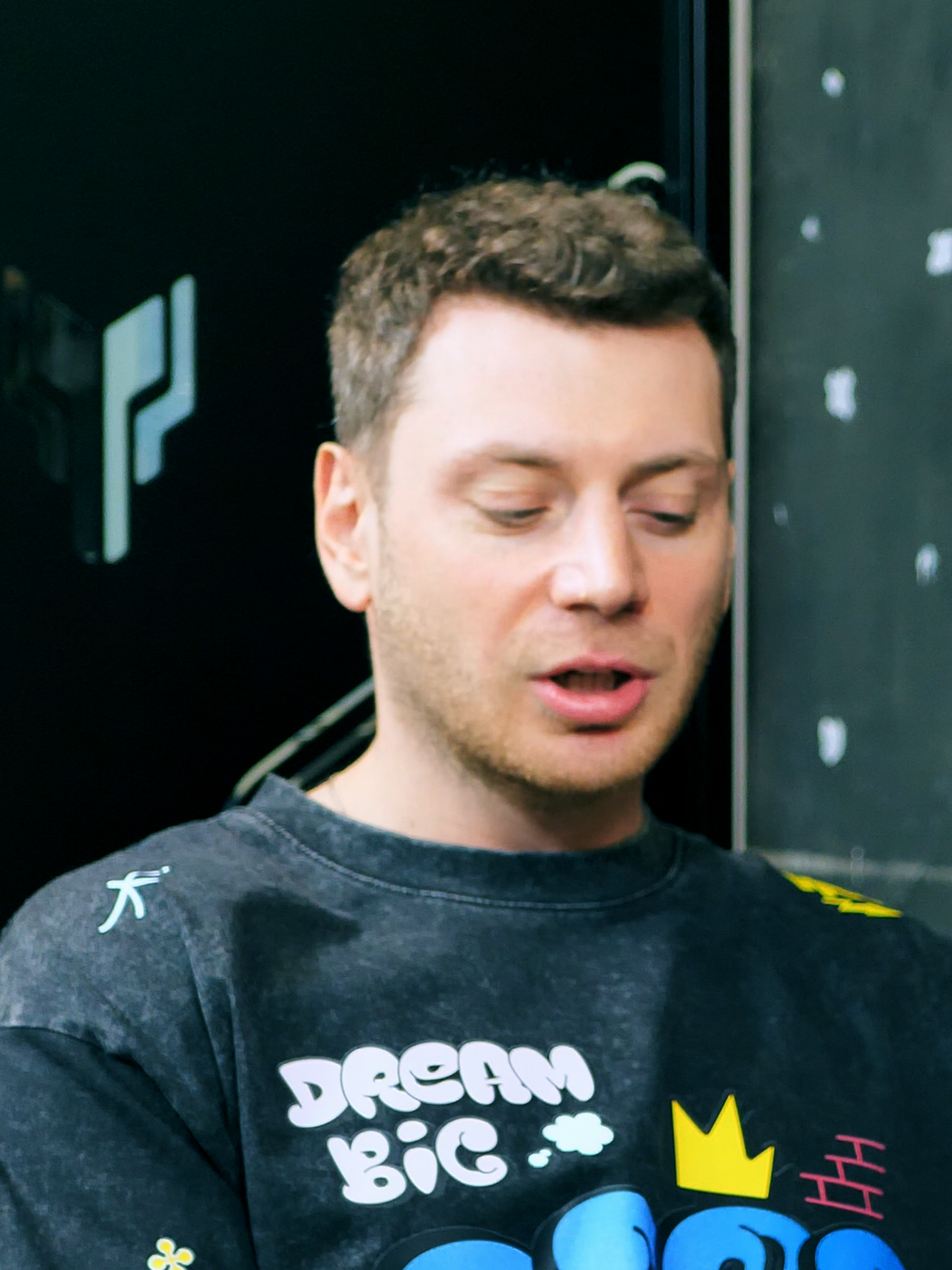 ის რაც ბევრ კონტენტ კრეატორს აჩერებს  კამერის წინ სიმართლის თქმაა ყველაზე რთული. 👉 ანრი  ხსნის, რატომ ვერ მუშაობს „სწორი ტექსტი“ თუ კამერასთან შენ არ ხარ შენ. ინტერნეტი ხომ გრძნობს არა იდეალურ სიტყვებს, არამედ ნამდვილ ემოციას. 🎧 ნახე სრული ეპიზოდი TechCrush Podcast-ზე #TechCrush #TechTalk #AnriShakiashvili #ContentCreation #Design #Inspiration #Authenticity #CreatorsJourney #Podcast #დიზაინი #პოდკასტი #ინსპირაცია #კონტენტკრეატორი#პოდკასტი #avtandilmghebrihsvili #ForYou #FYPシ #TikTok #podcast #საქართველო