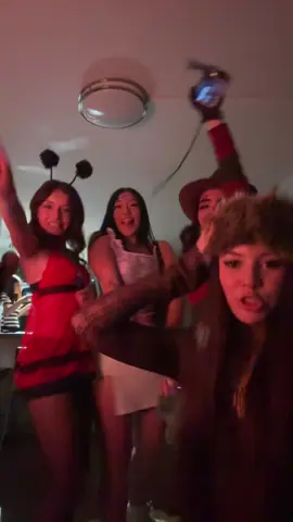 comadres halloweekend night 1😝😝  #girlies #halloween #niu #costume #wendyortiz @evelyn @michelle @Joselin @em 