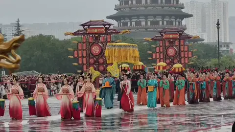 当历史不只是被讲述 而是在现实中被唤醒。 华服璀璨 礼乐回响 每一步皆庄严，仿佛开启时间之门重返盛唐繁华。📜✨️ --------------- Khi lịch sử không chỉ được kể lại mà được thức tỉnh giữa đời thực Y phục rực rỡ , nhạc lễ vang vọng từng bước uy nghi như mở cửa thời gian trở về Đại Đường Phồn Hoa .... 📜✨️ ---‐-----‐‐---------------° #vănhoáĐôngÁ #viral #trendingvideo  #fyp #explorepage