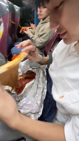 Bigla nag spawn si kuya, pizza trade sa mani.  #goodtrade? #fyp