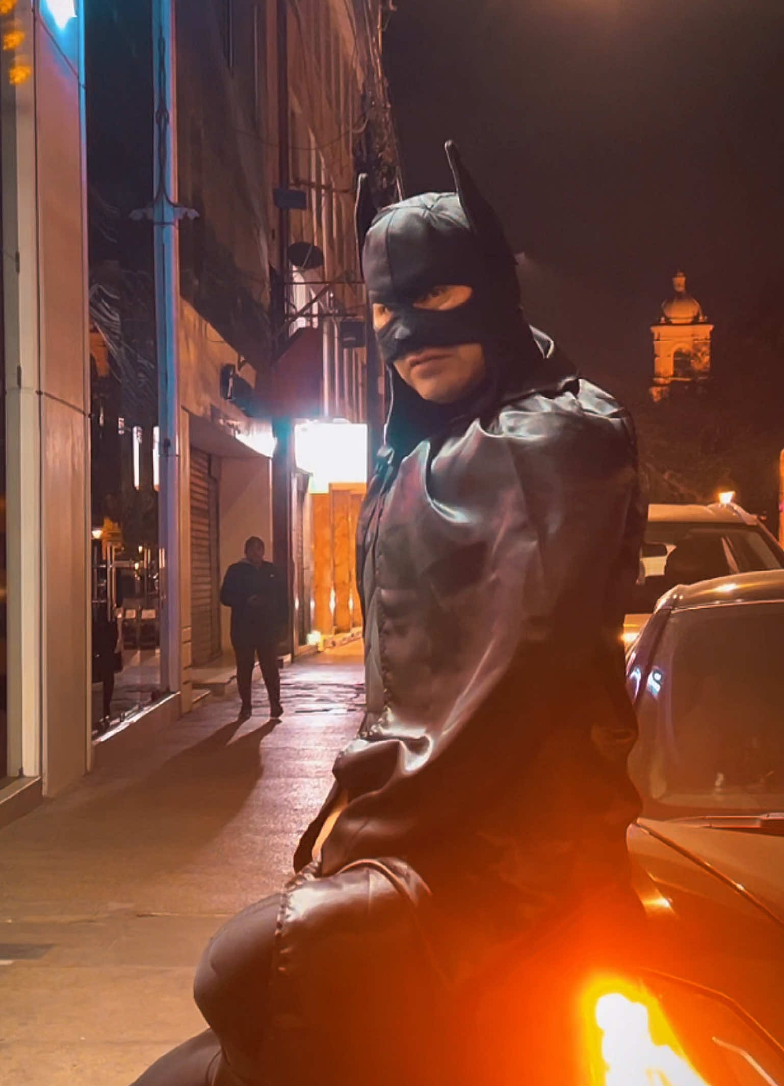 Batman está con nosotros 😎 El Doctor Eleasar Nina se convierte en Batman, el héroe de la cirugía facial, recorriendo la ciudad de Tacna con una presencia imponente, que reflejan su precisión, elegancia y pasión por lo que hace. 💫 Porque en cada detalle… también hay arte. ⚡ #batman #halloween #dreleasarnina #epictransformation #cirugiafacial 