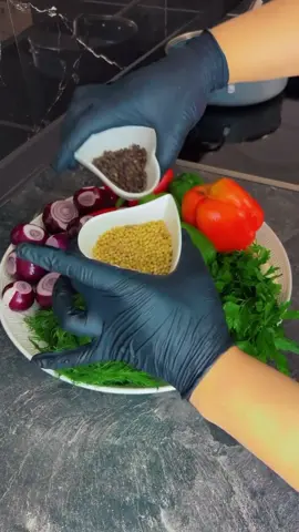 مواد لازم: 🥩 گوشت گشت – یک کیلو 🧅 پیاز – چهار تا پنج عدد 🍅 بانجان رومی – دو تا سه عدد 🧄 سیر – به اندازه دل‌خواه 🌿 گشنیز تازه – یک دسته 🌶 مرچ دلمه‌ای – دو عدد 🌶 مرچ سبز تازه – به اندازه دل‌خواه 🧂 نمک – به اندازه دل‌خواه 🧂 مرچ سیاه – یک قاشوق غذاخوری 🌶 مرچ خشک سرخ – به اندازه دل‌خواه 🌰 تخم گشنیز – دو قاشوق غذاخوری 🍞 آرد – یک گلاس 🫕 روغن – به اندازه ضرورت برای سرخ کردن همه مواد ره یک‌جا مخلوط کو، خوب ورز بده تا چسبناک شوه، بعد به شکل کباب بزن و در روغن داغ سرخش کو تا رنگش سرخ طلایی شوه 😍 با نان تازه، پیاز و دوغ سرد نوش‌جان کو! Ingredients: 🥩 Ground beef – 1 kg 🧅 Onions – 4 to 5 pcs 🍅 Tomatoes – 2 to 3 pcs 🧄 Garlic – as desired 🌿 Fresh coriander – 1 bunch 🌶 Bell peppers – 2 pcs 🌶 Fresh green chili – as desired 🧂 Salt – to taste 🧂 Black pepper – 1 tbsp 🌶 Red chili flakes – as desired 🌰 Coriander seeds – 2 tbsp 🍞 Flour – 1 glass 🫕 Oil – as needed for frying #tiktokfood #food #FoodLover 