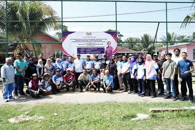 YBhg. Dato’ Sri Khairul Dzaimee Daud, KSU KUSKOP, hari ini menyempurnakan Program Latihan Tapak dan Khidmat Komuniti (PLTKK) anjuran Pusat Khidmat Kontraktor (PKK) di SK Kampung Bolok Hilir, Temerloh, Pahang antara program satelit sempena HPPK 2025. Melalui inisiatif ini, kontraktor Bumiputera bukan sahaja menimba kemahiran amali di tapak sebenar, malah turut menyumbang kepada komuniti dengan membaik pulih padang bola sepak sekolah bersama penduduk setempat. PLTKK menjadi platform penting bagi kontraktor Bumiputera meningkatkan kecekapan teknikal, berkongsi kepakaran serta memperkukuh jaringan kerjasama antara kerajaan, kontraktor dan masyarakat.  KUSKOP kekal komited memperkasa komuniti kontraktor Bumiputera agar terus berdaya saing, berkemahiran tinggi dan berintegriti, sejajar dengan matlamat Dasar Keusahawanan Nasional 2030 (DKN2030) dan aspirasi Malaysia MADANI. #KUSKOP #TaatSetia #HPPK2025 #WeMakeitHappen #MADANIBekerja   