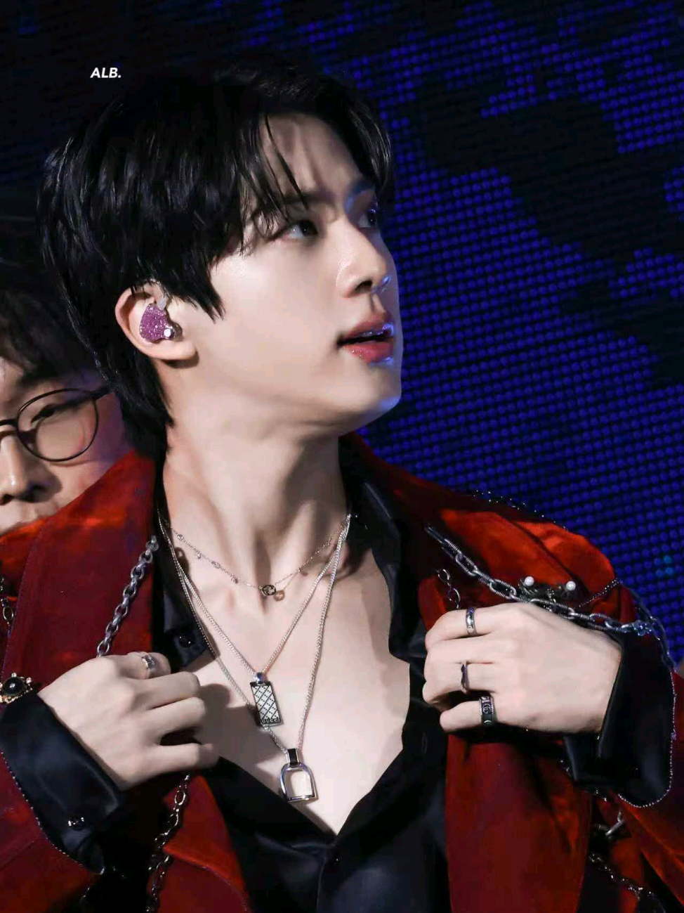 Hèn gì hồi nhỏ coi siêu nhân, toàn giành nhau chọn siêu nhân đỏ 😭🫶🏻🥵 BỘ OUTFIT BÁ NHẤT NGÀY HÔM NAY... ROPE IT🔥 #jinbts  #RUNSEOKJIN_epTOUR_ENCORE  #Jin_TOUR_ENCORE #CapCut 