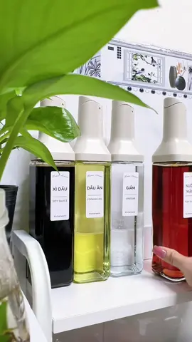 Bình đựng dầu ăn , nước mắm, nước tương hay giấm đều đc hết nè , màu trung tính nhìn cực sang decor thì khỏi phải nói ln 🤭