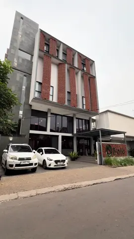 Buat kamu yang suka liburan sambil kulineran di Jakarta Barat, wajib banget cobain tempat hits satu ini 😍 Sebelum makan Nasi Uduk Bahagia yang viral itu — iya, yang jaraknya cuma 1,8 km dari sini (naik mobil cuma 7 menit) — aku udah check-in duluan di Urban View Balai Puri Indah biar gak kemaleman di jalan 🤭 Hotel ini nyaman banget, estetik, dan worth it banget buat short escape bareng temen atau pasangan 💕 Aku pesen via aplikasi @reddoorz — harganya start from 200 ribuan aja! 😱 Apalagi kalo pake kode promo “YukNginep”, dapet tambahan diskon biar staycation makin hemat 💸 Kamar yang aku ambil tipe “Suites Balcony”, lengkap banget — bersih, nyaman, dan punya area rooftop buat nongkrong sore. Lokasinya strategis banget, banyak pilihan kuliner hits di sekitarnya 🍗🍜🍡 Jadi abis kulineran, tinggal jalan dikit udah bisa rebahan manja di kamar yang cozy ini 😌 Staycation deket rumah tapi berasa liburan beneran ❤️ Yuk, booking sekarang juga lewat aplikasi RedDoorz, dapetin harga terbaik dan promo spesialnya ✨ 📍Urban View Balai Puri Indah – Jakarta Barat 💰Start from 200 ribuan 🚗Dekat Nasi Uduk Bahagia (1,8 km / 7 menit aja!) #reddoorz #reddoorzid  #StaycationJakarta #KulinerJakartaBarat #HiddenGemHotel