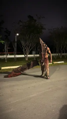 FAKE SWORD FAKE SPARKS TIKTOK #pyramidhead #silenthill #cosplay #costume #halloween 