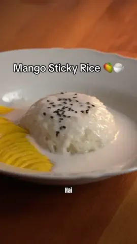 Mango Sticky Rice 🥭🍚 Ingrediente:  - 200g de orez glutinous  - 250ml lapte de cocos organic (cel la conservă nu are gust intens de cocos si il folosim de obicei pentru mâncaruri sărate) - 50g de zahăr alb  - un mango bine copt  - o linguriță de amidon - sare Mod de preparare:  1. Gătim orezul conform instrucțiunilor de pe ambalaj. Eu am folosit fie un steamer de bambus: a) Am spălat orezul până când apa a ieșit aproape curată.  b) L-am lăsat la înmuiat timp de două ore c) L-am gătit la aburi într-un steamer de bambus tapeta cu prosoape ude timp de 35-45 de minute.  Fie un rice cooker:  a) Am adaugat orezul spălat în bolul rice cookerului. b) Am adaugat apa doar cat sa acopere orezul  c) Am gatit sub presiune timp de 9 minute 2. Într-o cratiță adăugăm laptele de cocos, zahărul și sarea și aducem la punctul de fierbere  3. Când a ajus la punctul de fierbere scoatem jumatate din cantitate într-un bol  4. Jumatatea din cratiță o amestecăm cu o linguriță de amidon amestecat cu apă și mai gătim 2-3 minute pentru a obține un sos de cocos. 5. Amestecăm laptele de cocos din bol cu orezul până când este încorporat. 6. Tăiem mango-ul felii subțiti 7. Aranjăm mago-ul și orezul într-o farfurie și turnăm sos de cocos pe deasupra.  #mangostickyrice #easyrecipie #cooking #dessert #thailand 