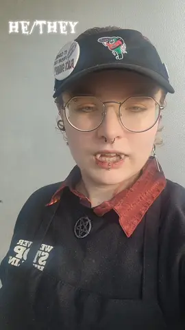 🧛‍♂️🏳️‍🌈 #lgbtq #transmasc #enby #halloween #vampire 