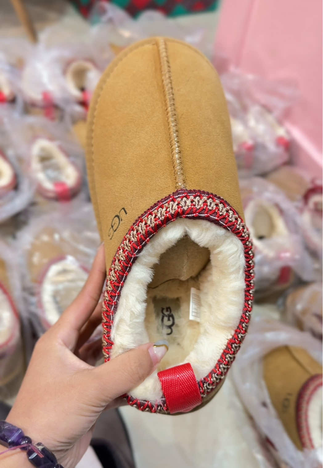 Ugg boots available in BLUSHING BOOTH #creatorsearchinsights #0324mytest #fypシ゚ #blushingbooth #uggbootseason 