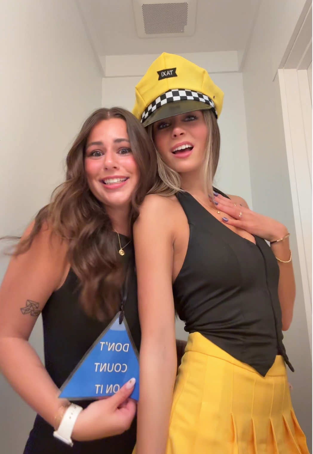 we're backkkk 🎱🚕@Ryann Trayner  #magic8ball #taxidriver #halloweencostume #halloweenlook #halloween 