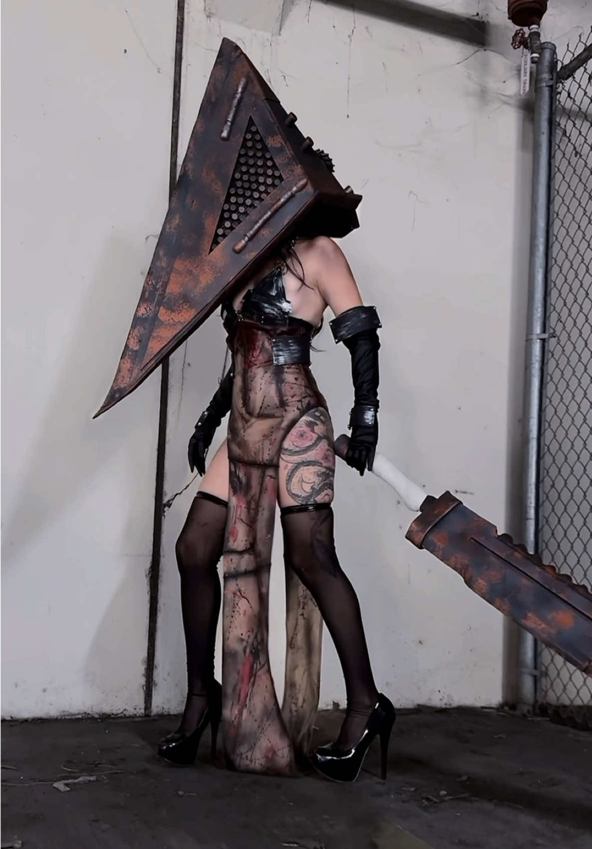 happy Halloween friends!! 🫶🏻 a security guard came up to me and said i scared ts outta them while filming this, they were so nice but i felt so bad 😅 at least we laughed about it!! #silenthill #pyramidhead #halloween 