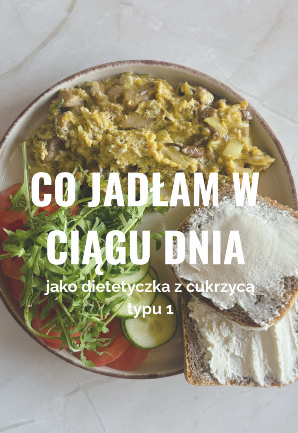 Szybki przegląd posiłków, które zjadłam 👀:  Jesień to idealna pora na jajecznicę z grzybami🥘. Właśnie na taką jajecznicę postawiłam. Cebulka, grzyby, jajka, a do tego świeże warzywa i chleb razowy posmarowany serkiem naturalnym.  Szybka przekąska to orzechy laskowe🌰, prażona ciecierzyca i nowy skyr pitny o smaku malinowym bez cukru. Przetestowałam wszystkie smaki (waniliowy, brzoskwiniowy i malinowy) i muszę przyznać, że ten malinowy podchodzi mi najbardziej. 😎 Obiad to pstrąg wędzony na gorąco, gotowane warzywa i kasza bulgur.  🐟 Kolacja w jesiennym stylu - owsianka marchewkowa🥕 z przyprawami korzennymi, jabłko🍎, orzechy i skyr naturalny.  Co ostatnio jedliście? 🙂 • foodbook • co jem w ciągu dnia • cukrzyca typu 1 • posiłki • jadłospis • t1d • diabetyk • dietetyk • skyr • marchewkowa owsianka #foodbook #cukrzyca #cojemwciągudnia #t1d #posiłki
