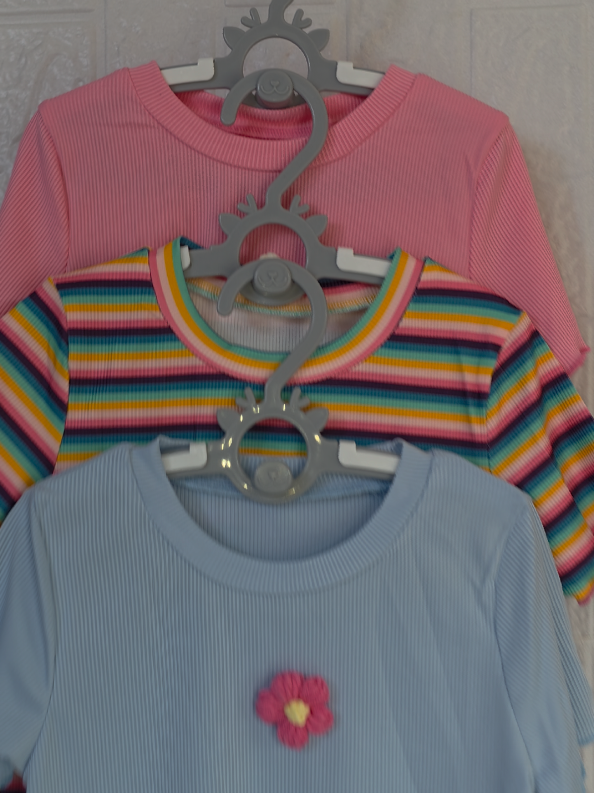 👚✨ ¡Colores que alegran el día! ✨ Estas camisetas están llenas de encanto, frescura y estilo 🌈 Perfectas para acompañar a tu niña en cada aventura con comodidad y dulzura 💕 📲 WhatsApp: 8452-8445 📍 Colectivo Blooming — Plaza Eclipse, Módulo E42B #ModaInfantil #NassuBabywear #RopaDeNiñas #EstiloConAmor #HechoConAmor 