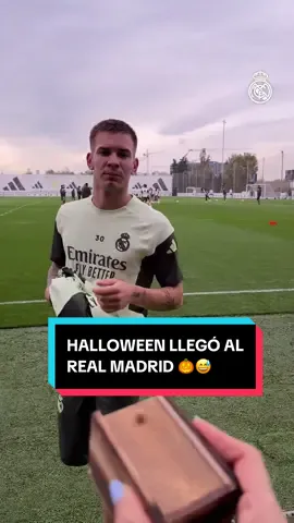 ¡MASTAN NO SE SALVÓ DE HALLOWEEN! 😅 Una cajita, una araña y muchos sustos en el entrenamiento merengue 🎃🕷️ 📹 @RealMadrid  #TikTokDeportes #RealMadrid #Futbol 