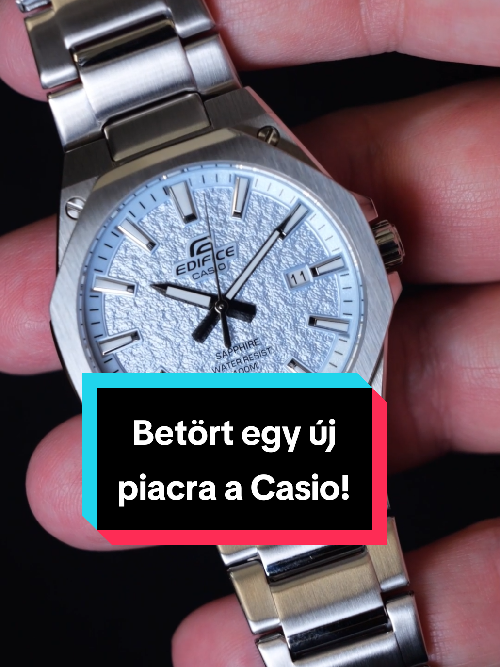 Betört egy új piacra a Casio, most lapított hordoformájú tokjaival és a textúrált számlapjaival tervezi meghódítani a lelkes közönség szivét, amire szerintem abszolút minden alapja megvan. 40mm-es tokátmérővel rendelkező a klasszikus 70-es évek több formai megoldását ötvözi ez a kiadás, a nyolcoldalú szálhúzott lünetta, a mellett lévő 4 csavar, a lecsapott élek polírozása, az integrált fémszíj mind ilyenek. Ráadásul ezeket még feldobja a hihetetlen 8mm-es vékonyság, a zafírüveg, és a 100 méteres vízállóság. És, akkor még nem is említettem a legszembeötlőbb dolgokat a textúrált számlapokat, a több oldalról polírozott pálcika indexeket lumineszkáló festékkel Az áruk pedig kimondottan baráti, mindegyik 59.900 forintért érhető el országszerte a hivatalos Casio forgalmazóknál. Casio Edifice EFR-S108DE #casio #70saesthetic #órák #karóra 