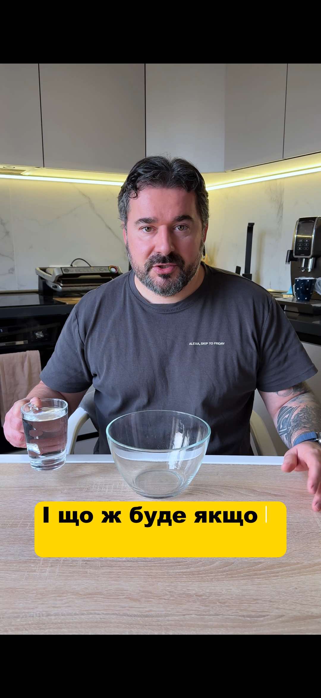 Низькокалорійний десерт Це точно того варте! Інгредієнти: 💧 250 мл гарячої води 🥛 200г грецького йогурту 🥮 1 пакетик желатину 🍊 60 г апельсину Змішайте все разом, розлийте у дві банки/контейнери та поставте в холодильник на кілька годин або на ніч. Харчова цінність: 100 калорій | 14 г білка Оригінальне відео @Beatrice 