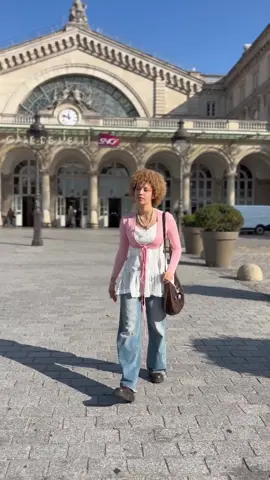 🍜 Découvre Yummy Asian Food, ton spot japonais à deux pas de la Gare de l’Est ! Ramen, donburi, sushis, makis, chirashi… et même des desserts originaux comme le Affogato au sésame noir ou la crème brûlée matcha 😋 L’endroit parfait pour se poser entre amis autour de bons plats japonais ! Et ce n’est pas tout 👉 découvre à l’étage notre épicerie kawaii @yummyso.official avec plein de produits importés du Japon et de Corée 🛍️ 📍 YUMMY ASIAN FOOD 8, rue du 8 mai 1945 75010 Paris 🚉 Gare de l’Est 🕐 Ouvert de 11h à 22h du lundi au samedi #ramen #ramenparis #yummyasianfood #restaurantjaponais #japanesefood #paris10 #japanesebistro #instafood #foodieparis #parisfood #cuisinejaponaise #cuisinecoréenne #matchadessert #parisresto #foodparis #halalparis #parishalal #trendy