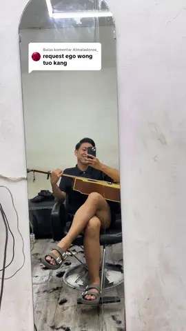 Membalas @Almatadoree_ #VoiceEffects  IZIN MAS @Royhan Ni amillah  🎥 :@dimasss  • • Kang cukur closing barber 💈 #coverlagujawa #egowongtuo #laguviral #fyp 