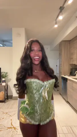 Princess Tiana 👑🐸 #princessandthefrog #princesstiana #halloween #frog #reallifeprincesses 