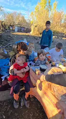 Fii alături de oamenii care schimbă lumea prin bunătatea lor. ❤️ Dacă simți că este loc în inima ta pentru a oferi ajutor și o masa calda , fii alături de copiii si batranii care riscă să moara de foame 😭Mulțumim celor care au dorit să-și doneze ziua de naștere pentru a hrăni acești oameni 😘🙏  Lunile acestea am mai câștigat o bătălie cu sărăcia si foamea ! Dar eu zic ca impreuna vom câștiga razboiul 🙏 Doar cu dumneavoastră alături și numai împreună cu Dumnezeu vom reusi sa asiguram o masa calda sutelor de copii si batrani care ne cer ajutorul ! Pentru a ajunge până aici s-a muncit enorm, iar fără ajutorul dumneavoastră nu am fi reușit. Așa cum pofta vine mâncând, iar de moartea prin muncă la noi în echipa nu se teme nimeni, țin să vă anunt ca nu o sa renunțăm la a hrăni copii si batrani flămânzi   . Așadar, cine vrea să sărbătorească cu noi (nu chiar ca la guvern) o zi onomastică , aniversară, sau cine vrea să aibă îngeri rugători la o masă de pomenire, în memoria celor dragi mutați la Domnul, cu o mica donatie câștigă, garantat și pe termen nelimitat. Vorba aia, dai unui om de mâncare , dar stai în Cer! 🙏Faptele bune n-au de ce să aștepte. Uneori 