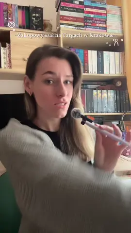 IG jula_wojcikczyta 💚Lista książek:  • Każde Kolejne Lato i Tamto Złote Lato • Keep That Promies - dylogia  • Wild Love • Lights Out  • Trylogia Tego lata Stałam Się Piękna • Alchemised  • Chłopiec, kret, Lis i koń  • Sztuka Prostego Życia • Vanity • WestWell 3 • Painted Scars  • Bez Zasad  • Nowe wydanie Devils Night  * @Wydawnictwo_KDW - Sorry za błąd😂  #bookhaul #targiwkrakowie #targiksiazki #bookstagrampl #książkara 