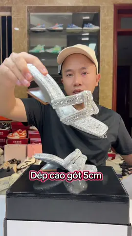 Mẫu mới ra, giá mở bán đang rẻ, mua nhanh kẻo hết #manhgiay #depcaogot #depnu #giaycaogot 