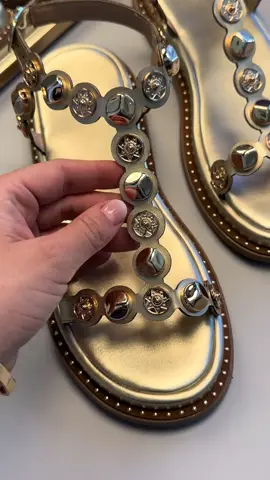 Sandália Feminina  Flatform com bolinhas douradas🛍️✨ •Se gostou comente “eu quero” que te mando o link☺️ #sandália #charmosa #sandaliafeminina 