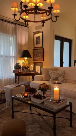 Astuce déco : les bougies et les lumières douces changent totalement l’atmosphère d’un salon. Pensez à jouer avec les teintes chaudes pour une ambiance plus cosy. 🕯️💛 #InsideByMe #BeigeHome #LuxuryHome #HomeAesthetic #livingroom 