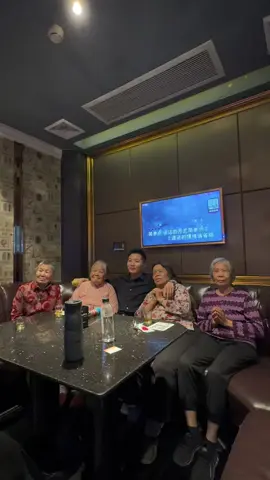 四个姐姐点一个少爷#搞笑视频 