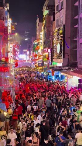 Không khí Lễ hội Halloween 2025 ở Phố tây Bùi Viện @Phố đi bộ Bùi Viện . #Halloween2025 #halloweensaigon #saigoncityview #halloweenbuivien