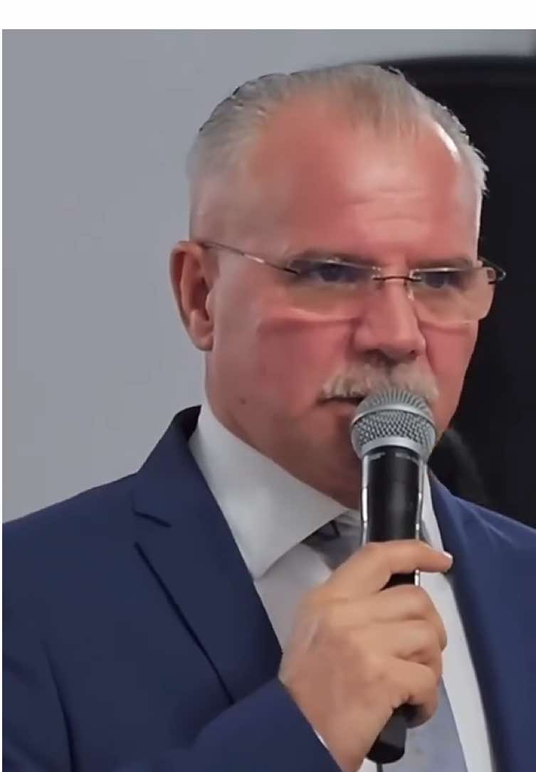 „Dacă mai ținea săpatul aș fi sărutat tot satul”💋@petrumiulescu #fyp #banatuifruncea🥰 #banat #muzica_pe_suflet #aubanatulmeuuu 