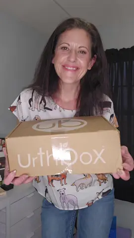 What do you do when you get a new box of snacks from @UrthBox? You sit down and start enjoying them. 🤤 Grab yours on Urthbox with discount code 