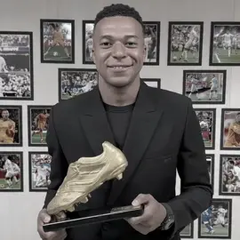 كيليان مبابي يستلم جائزة الحذاء الذهبي 🎖🔥.  #كيليان_مبابي #kylianmbappé #mbappe #مبابي #km10 