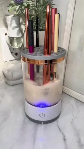 منظف ​​فرش المكياج✨ توقفي عن إضاعة الوقت في تنظيف الفرش بالطريقة الصعبة. هذه الأداة التجميلية لعام ٢٠٢٥ تنظف وتجفف وتخزن فرشاتك في ثوانٍ. #زليتن_ليبيا_زليتن_وأحلى_زليتن #ليبيا #مكياجي #cupcut #pyfツ 