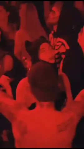 🎃🐈 Vestido preto + touca de gatinha!!! Sem dúvida, esse é o look de Halloween mais fácil de copiar que a Hailey já usou.. #jailey #bieber #justinbieber #haileybaldwin #haileybieber 