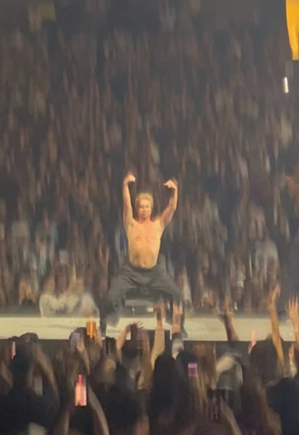 I think I screamed his name more than Tate’s… @findlaymcconnell #tatemcrae #soclosetowhat #dancersoftiktok #tatemcraeconcert #findlaymcconnell 