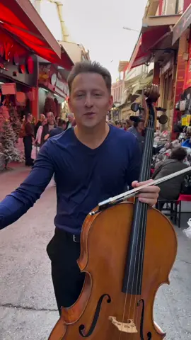 Wait for it 💃🇹🇷 I spontaneously played the song şimarik (Kiss Kiss) by Tarkan at the bazaar in Izmir. Many people came and clapped, danced and sang along. It was a real party right in the middle of the bazaar. #tarkan #şımarık #coversong #türkiye #music 