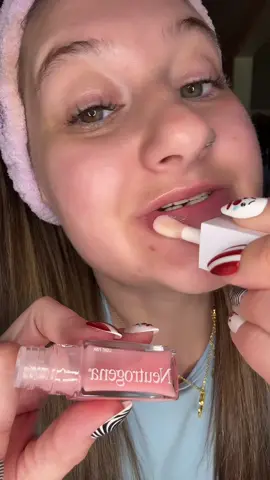 This is what I reach for when my lips need instant moisture and shine. Neutrogena’s Hydro Boost Lip Oil feels like a serum but looks like a gloss — never sticky, just that juicy glass-lip finish that actually hydrates while you wear it 💦 #NeutrogenaHydroBoost #GlassLips #HydratingLipOil #WinterLipCare #TikTokShopBlackFriday 