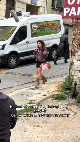 Ay arkadaki kokoreç arabası mecburen reklam 😂😂