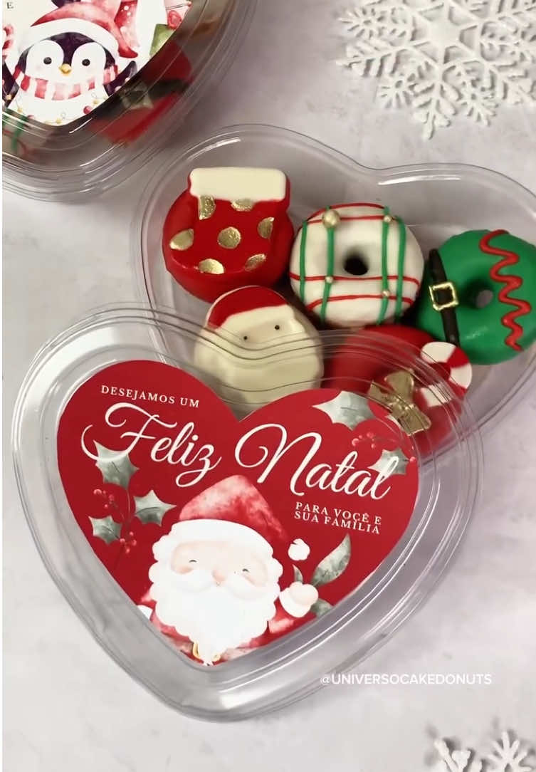 Você prefere esse? Ou esse? 😍 Difícil escolher… eu prefiro os dois! 💖 Duas opções encantadoras pra deixar sua embalagem de acetato em formato de coração ainda mais especial neste Natal 🎁 1️⃣ Adesivos personalizados com nome ou sobrenome da família práticos, econômicos e perfeitos pra quem quer um toque único em cada detalhe! 2️⃣ Sacolinha personalizada feita sob medida pro acetato, com um design exclusivo que valoriza suas criações e encanta nas vendas natalinas! 💌 Quer os arquivos editáveis no Canva pra criar as suas? Acesse o link no meu perfil e descubra como transformar suas embalagens em puro encanto natalino! #NatalEncantado #cakedonuts #minidonuts #lembrancaspersonalizadas #embalagempersonalizada  
